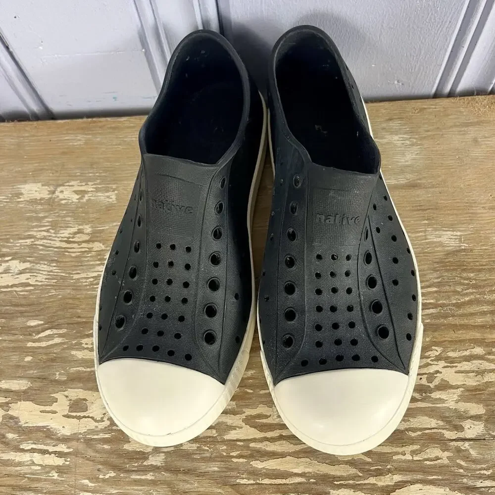 Native Jefferson Kids Junior Slip On Shoes Size J2 Black White Water Sneakers